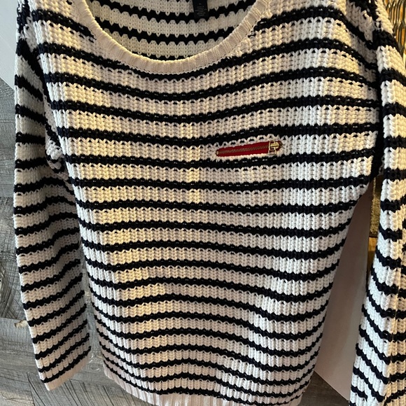 New Tommy Hilfiger sweater size medium - Picture 2 of 4
